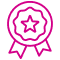 Icône de badge magenta avec une étoile au centre et des rubans. Symbole de qualité, récompense ou certification.